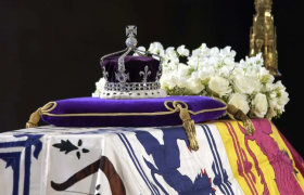 这是珍贵的圣爱德华王冠，将为查理三世受封为国王而改变