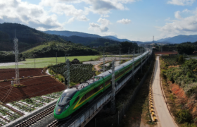 老挝喜提中国修铁路，9个月接待170万游客，越南很不开心