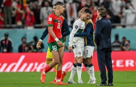 内维尔：阿根廷围绕梅西踢球 C罗在葡萄牙没有这个待遇