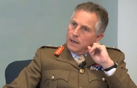 英国防参谋长：为防备中国，明年将派航母永久驻扎东亚