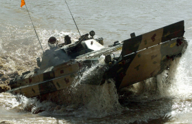 印军两栖战车开进班公湖下水，时速7公里，号称对标我军西海舰队