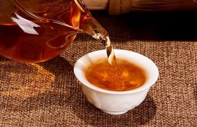 长期喝白开水与长期喝茶的人相比，哪个更健康？医生说出答案