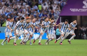 阿根廷冠军门将被恶意针对；足球规则不应该成为限制发挥的工具！