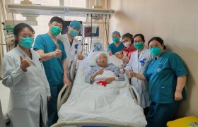 一名99岁新冠感染重症患者救治成功转入普通病房