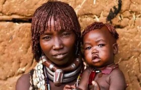 非洲红泥部落，女子不洗澡身上涂满红泥，男子大多活不到15岁
