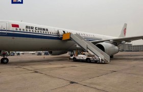 中国救援队平安抵京，土耳其驻华大使到机场迎接