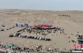 新疆沙漠越野群英会 选手“沙场”驰骋显身手