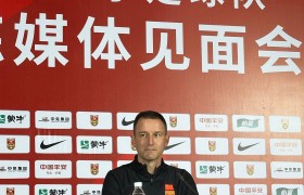 扬科维奇解读国足名单：年龄不是选人标准 打出中国人的精气神