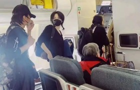 王菲谢霆锋牵手亮相回港，两人坐飞机经济舱，大方任由旅客拍照