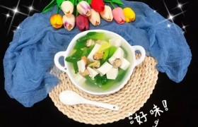 鲜美贻贝青菜豆腐汤
