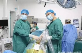 北京天坛医院神经外科专家李储忠莅临重庆西区医院会诊并进行手术示范