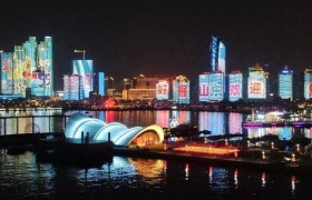 青岛滨海楼宇上演精彩灯光秀，2023山东旅发大会活动气氛浓厚