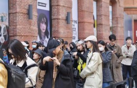东华大学Z世代设计师集体亮相上海时装周，新潮作品表达时尚新思考