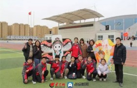 奎文区2023年中小学生风筝放飞比赛在育华学校举行