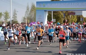南通开沙岛跨江半程马拉松开跑，吸引万名选手参赛