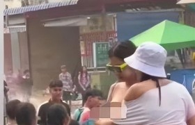 缅甸泼水节不雅一幕，一美女故意裸露，同伴行为更让人大跌眼镜