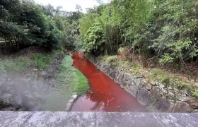 台媒：台北市内湖区内沟溪突然“血流成河”，当地里长解释原因