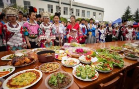 贵州丹寨：校园美食节 减压迎高考
