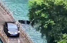湖北网红浮桥游览车坠河，已致5人身亡，官方回应