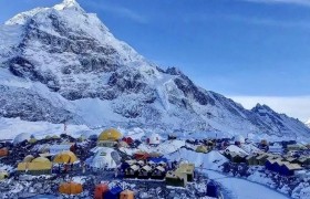 中国登山者倒下时离珠峰顶峰只有几米远！尼泊尔当局：最近珠峰天气良好，中国人来得多