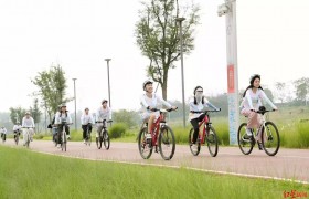 成都“青春欢乐漫骑行”启动，300名大学生骑友欢乐畅骑天府绿道