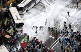 韩国政府曾用水炮攻击集会人群，活活将一人喷死，至今仍谈水色变