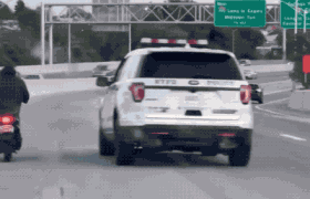纽约警车法拉盛高速公路多次逼近电动自行车，惊险视频曝光