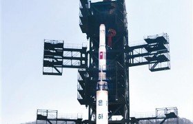 朝鲜提前发射卫星，日韩警报异常鸣响，韩军快速出动抢走火箭残骸