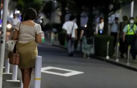 今年大环境下，让很多日本女性重新走上街头卖身求生