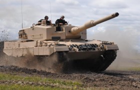 智能反坦克武器首战，豹-2坦克不堪一击