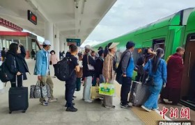西藏拉日铁路迎暑运高峰