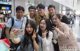 大陆高校师生访台团结束行程 机场与台湾学生离别拥抱