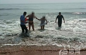 游客被海浪卷进海中 黄岛警方使用水上救援机器人成功营救