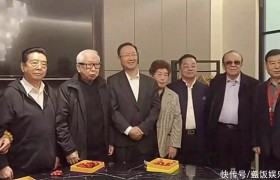 82岁杨洪基现身万元高端晚宴，模样踉跄当场炫技，曝退休费几万元
