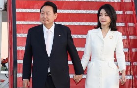 回国仅两周，申博才惨败，韩总统又带假脸老婆公费出游！