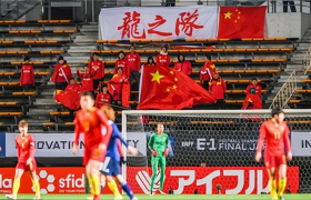 逃点球，0-3！中国女足换帅后首败，创造8年耻辱，对手跳舞庆祝！