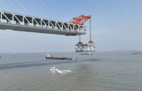 常泰长江大桥完成主航道桥钢桁梁龙年首吊