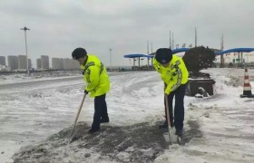 【冰雪守护】 李沧交警严阵以待  除雪除冰保畅通
