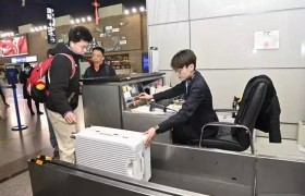 东航浦东机场地服为幸福团圆“站岗”