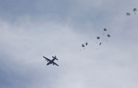美国军用C-130货机向加沙地带空投了约38,000份餐食，点赞美军！