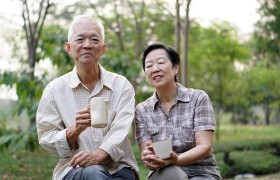 看看日本老人退休后的生活，再看看中国老人，完全没法比！