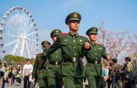 武警官兵护航上海樱花节首个周末大客流